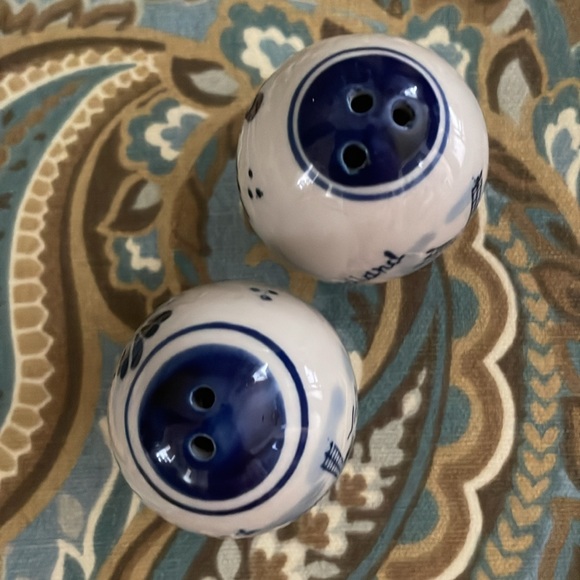 Salt and Pepper Shakers NEW Delftware from Holland blue painted offwhite pottery - Picture 3 of 9